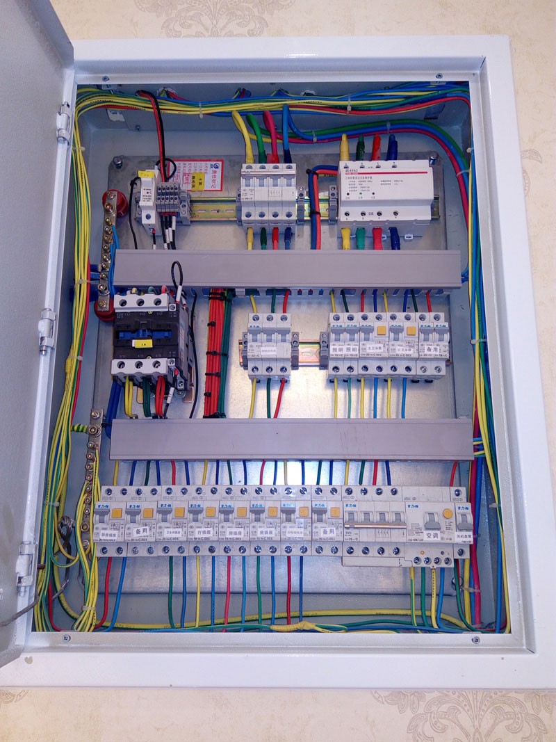 配电箱三相电入户及控制按钮的规范布局与管理